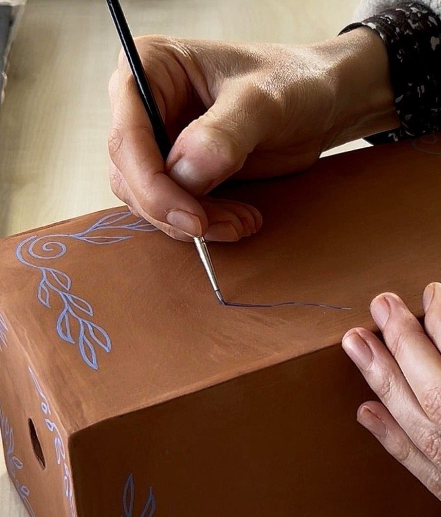 Détail peinture lampe à poser – feuillages